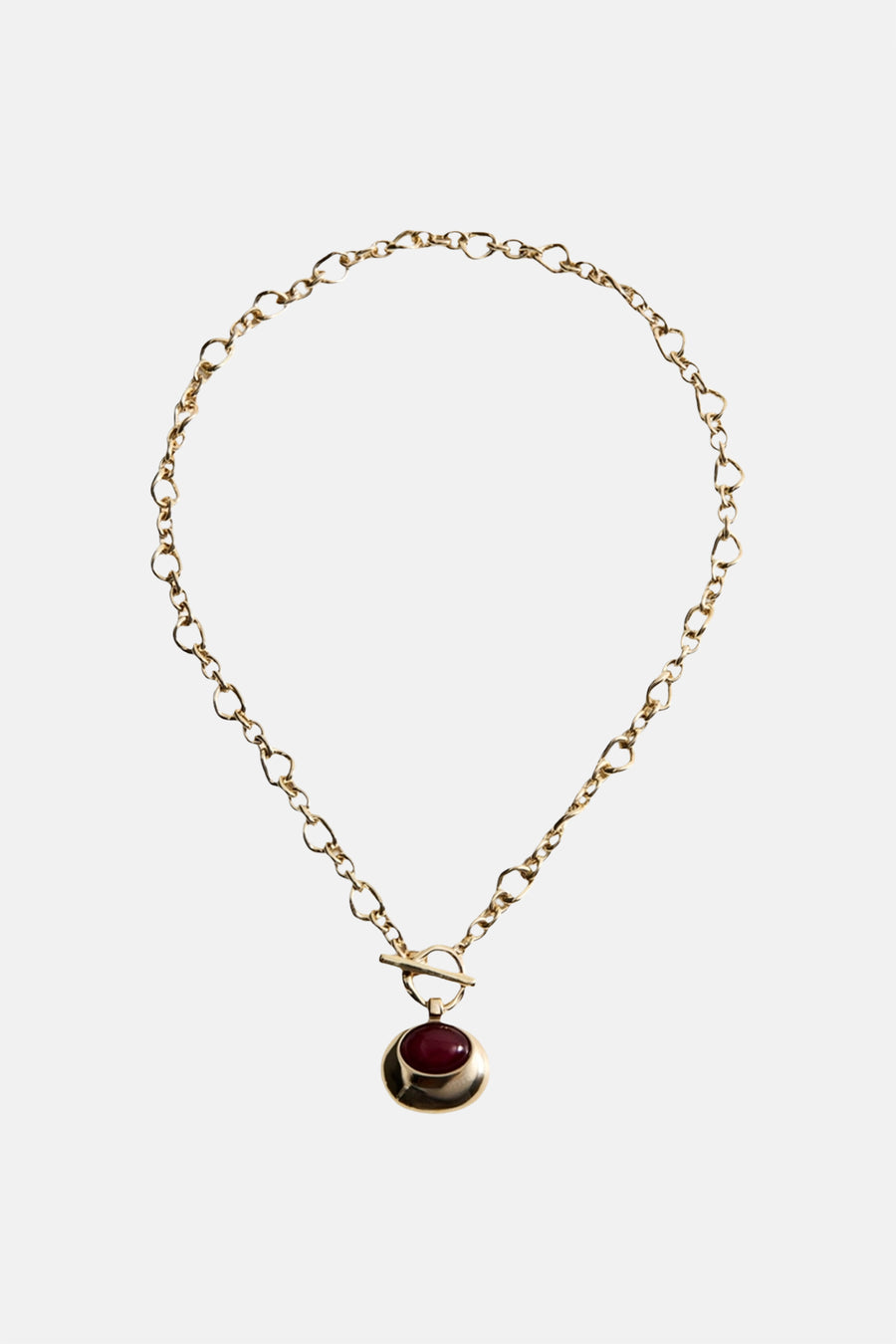 Korte gouden ketting van MANGO, met ronde hanger en rode steen, T-sluiting.