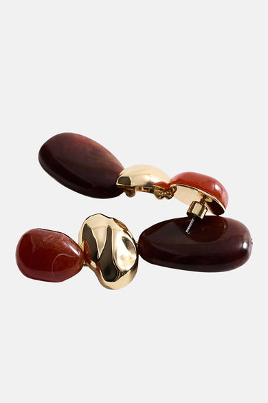 Multikleurige oorbellen van MANGO, bestaande uit verschillende stenen verbonden door gouden sluitingen.