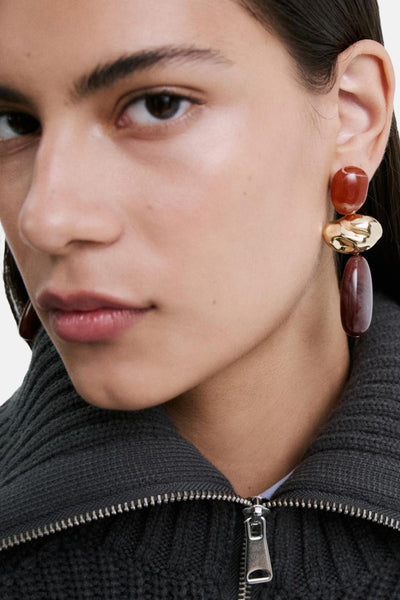 Boucles d'oreilles multicolores de MANGO, composées de pierres irrégulières en dégradé de couleurs chaudes.