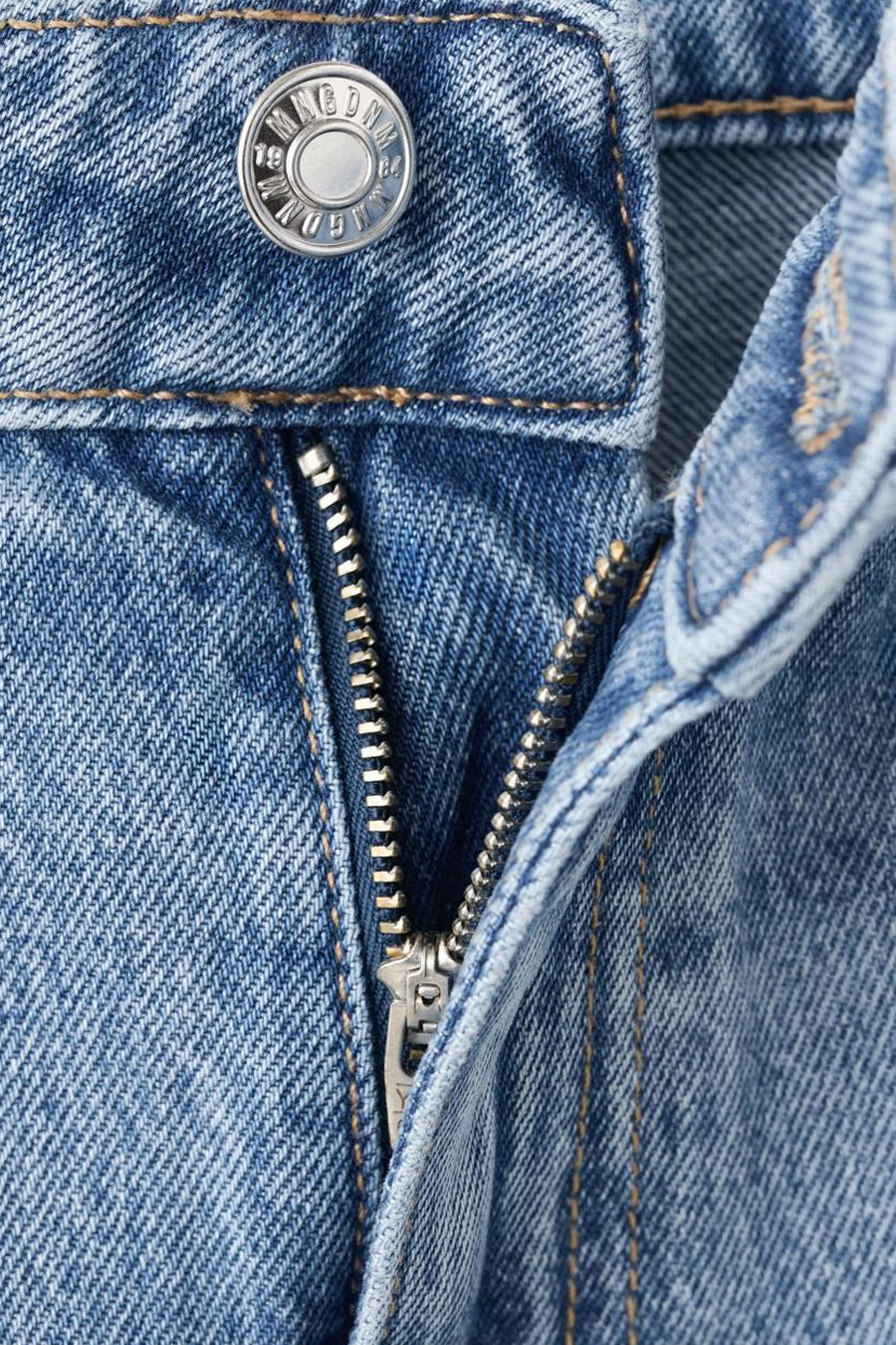 Jean droit en denim bleu clair de MANGO, avec fermeture éclair et bouton en métal.