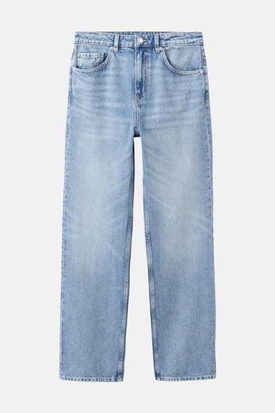 Jean droit en denim bleu clair de MANGO, avec poches avant et ourlet simple.
