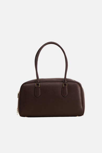 Sac à bandoulière brun de MANGO, avec des poignées courtes et des détails dorés.