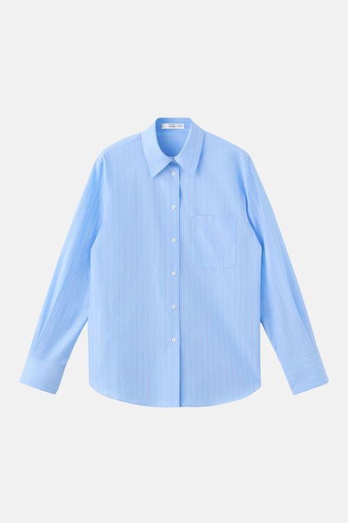 Chemisier bleu à rayures fines de MANGO, avec manches longues, poche poitrine et fermeture boutonnée.