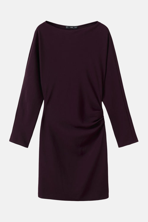 Robe bordeaux à manches longues de MANGO, avec un drapé sur le côté.