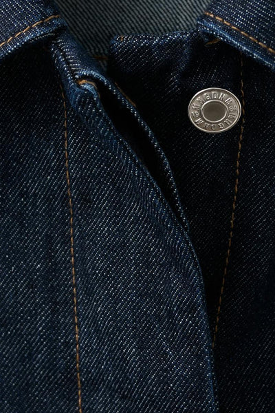 MANGO donkerblauwe denim spijkerjas met metalen knopen en contrasterende stiksels.