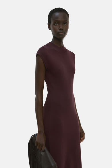 Robe à manches courtes brune de MANGO avec une coupe ajustée et une texture lisse.