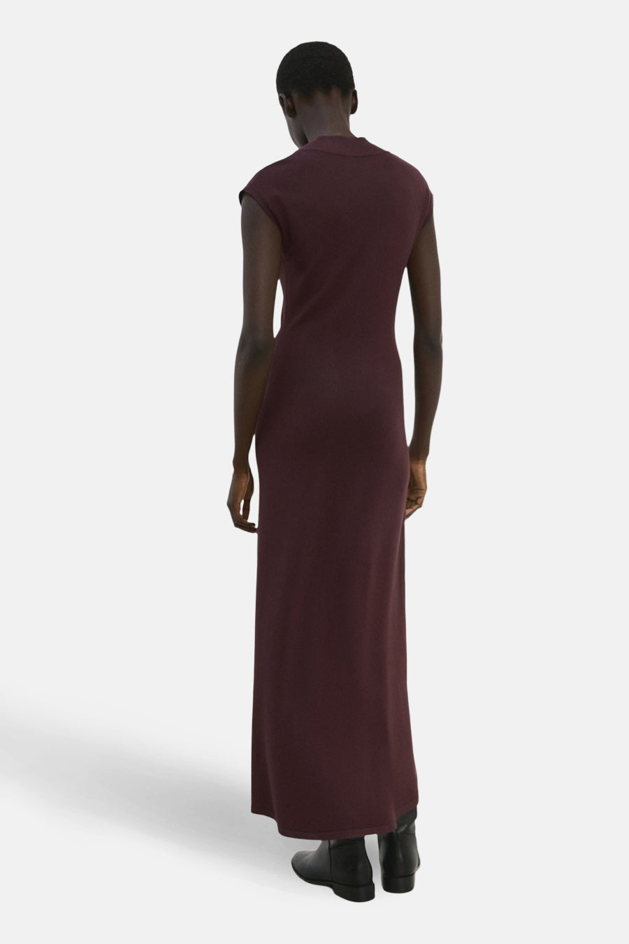 Robe à manches courtes brune de MANGO, coupe longue, portée avec des bottines noires.