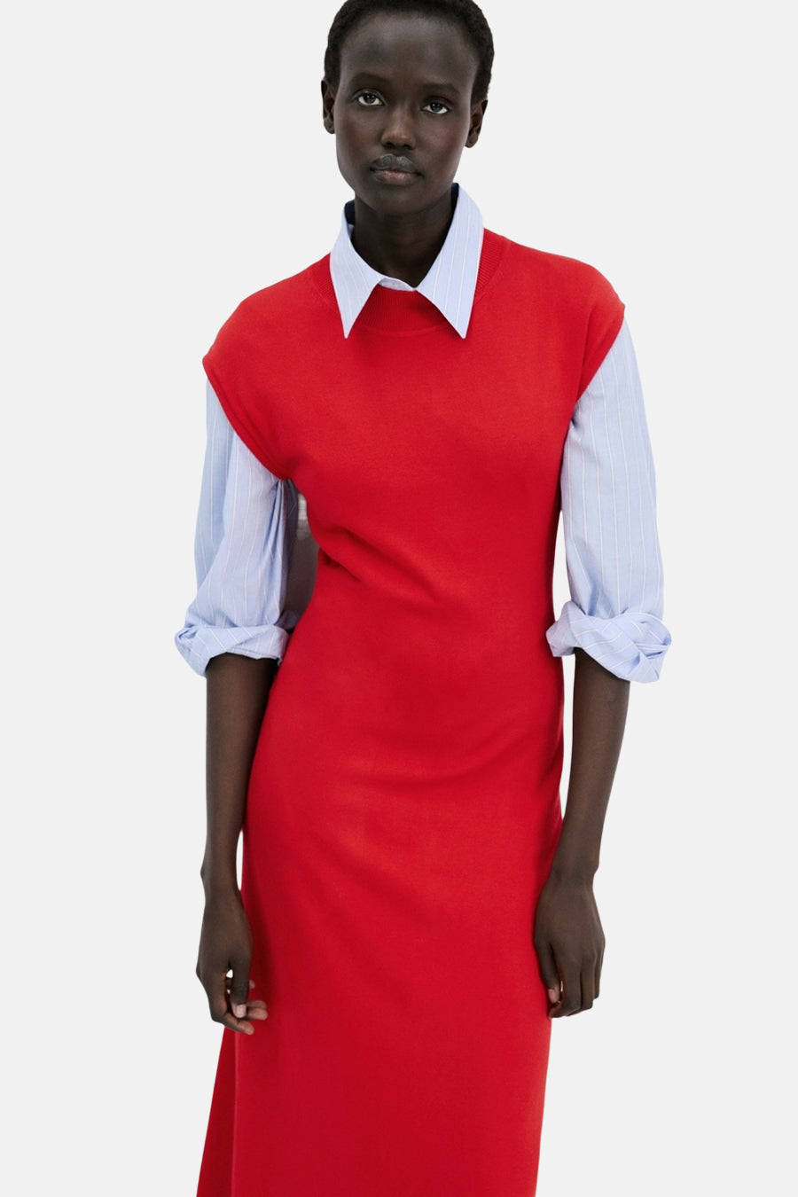 Robe rouge à manches courtes de MANGO, portée sur une chemise rayée bleue et blanche.