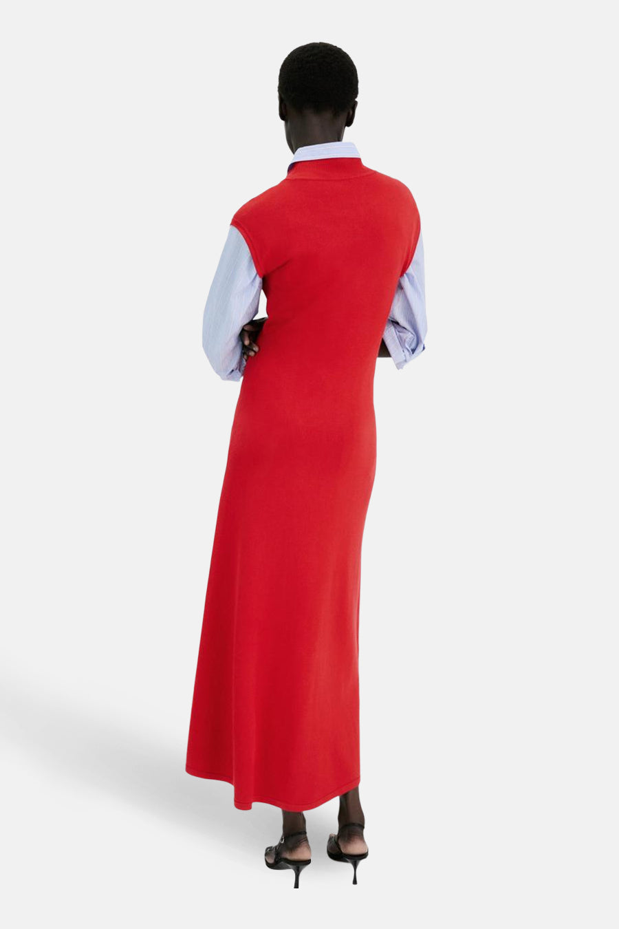 Robe rouge à manches courtes de MANGO, portée sur une chemise rayée bleu et blanc, vue de dos.