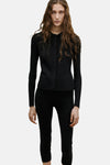Gilet noir par MANGO, avec des manches longues côtelées et une fermeture boutonnée discrète.
