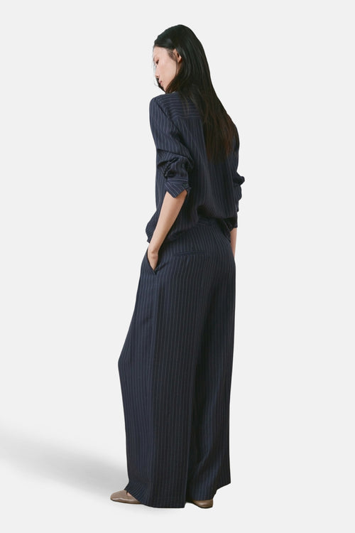 Pantalon bleu à rayures by MANGO, coupe ample et jambes larges, avec poches, présenté de dos.

