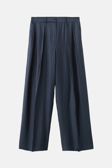 Blauwe broek met fijne strepen van MANGO, losse pasvorm en hoge taille met riemlussen.