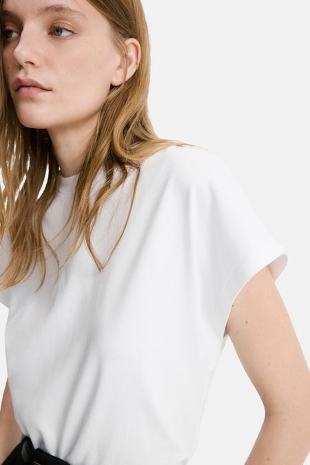Chemisier blanc à manches longues de MANGO, avec un tissu lisse et un style décontracté.