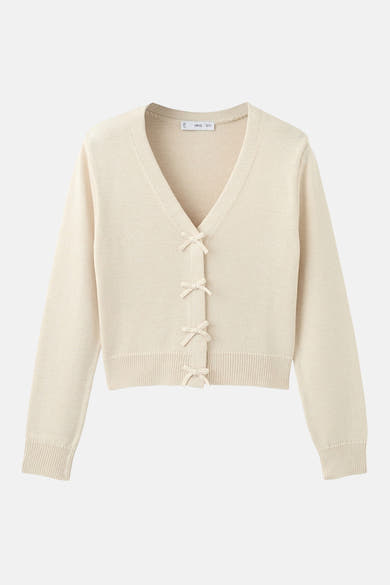 Cardigan écru de MANGO, avec une fermeture à nouettes décoratives sur le devant.

