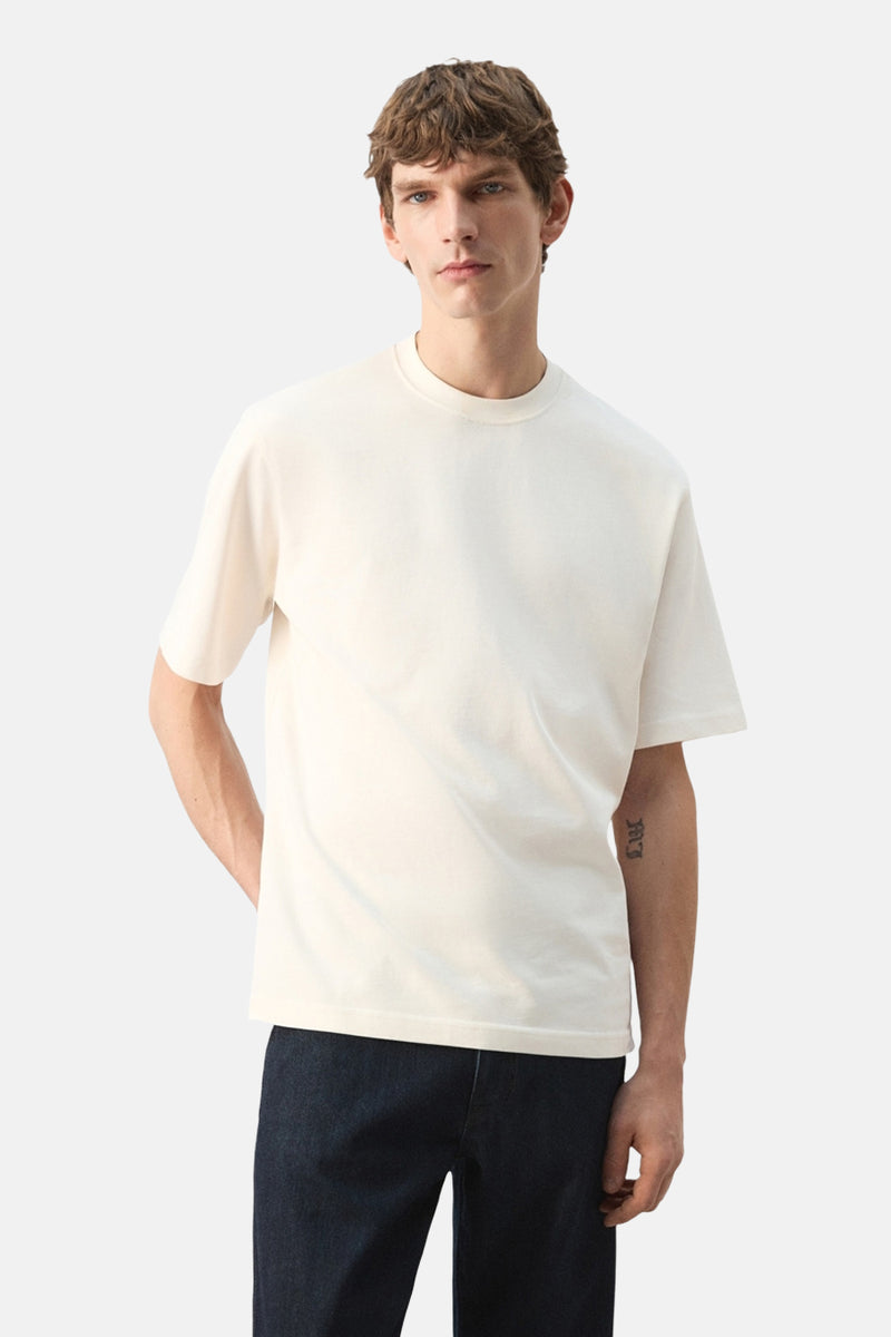 Ecru T-shirt met korte mouwen van MANGO, van achteren gezien, gedragen met een donkere jeans.