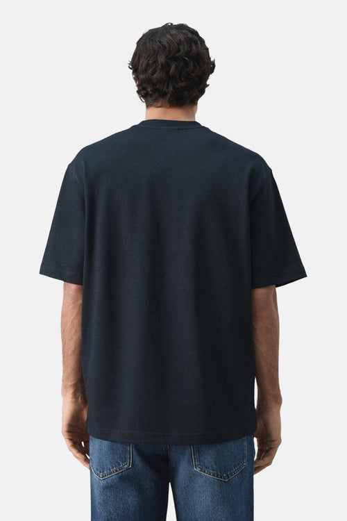 T-shirt à manches courtes bleu de MANGO, vu de dos, porté avec un jean bleu.