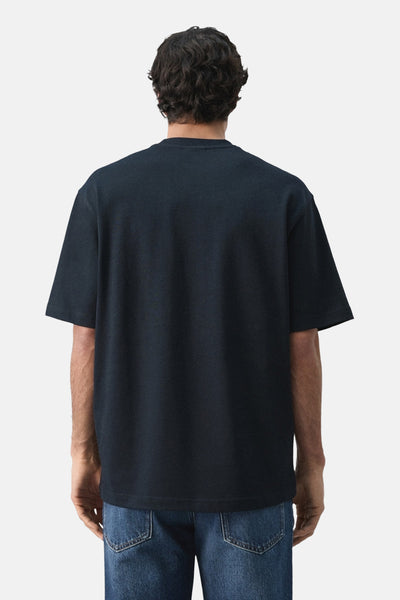 T-shirt à manches courtes bleu de MANGO, vu de dos, porté avec un jean bleu.