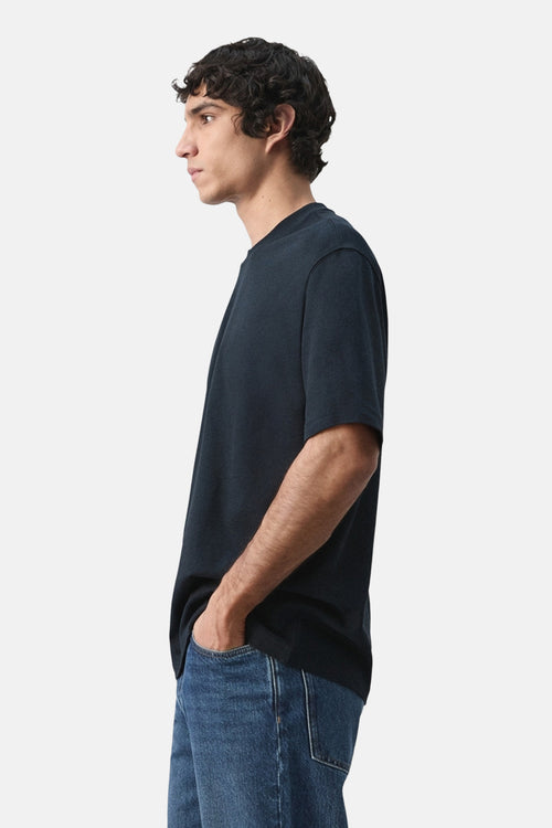 T-shirt à manches courtes bleu de MANGO, porté avec un jean en denim bleu, en vue latérale.