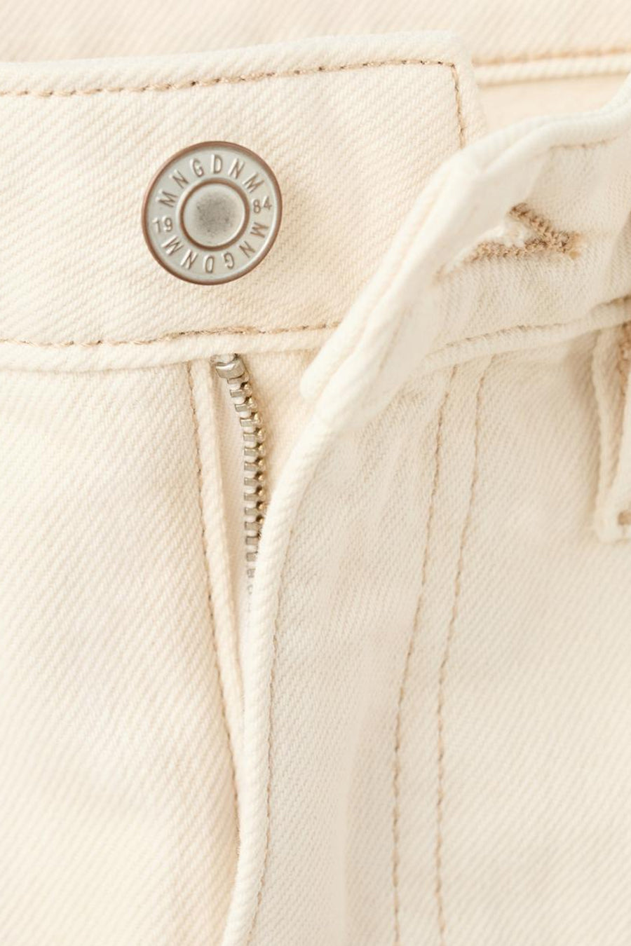 Witte denim jeans van MANGO met een zilverkleurige ritssluiting en een ronde knoop met logo.