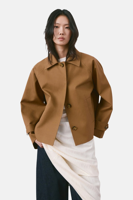 Veste courte marron de MANGO, avec col à revers et boutons apparents.