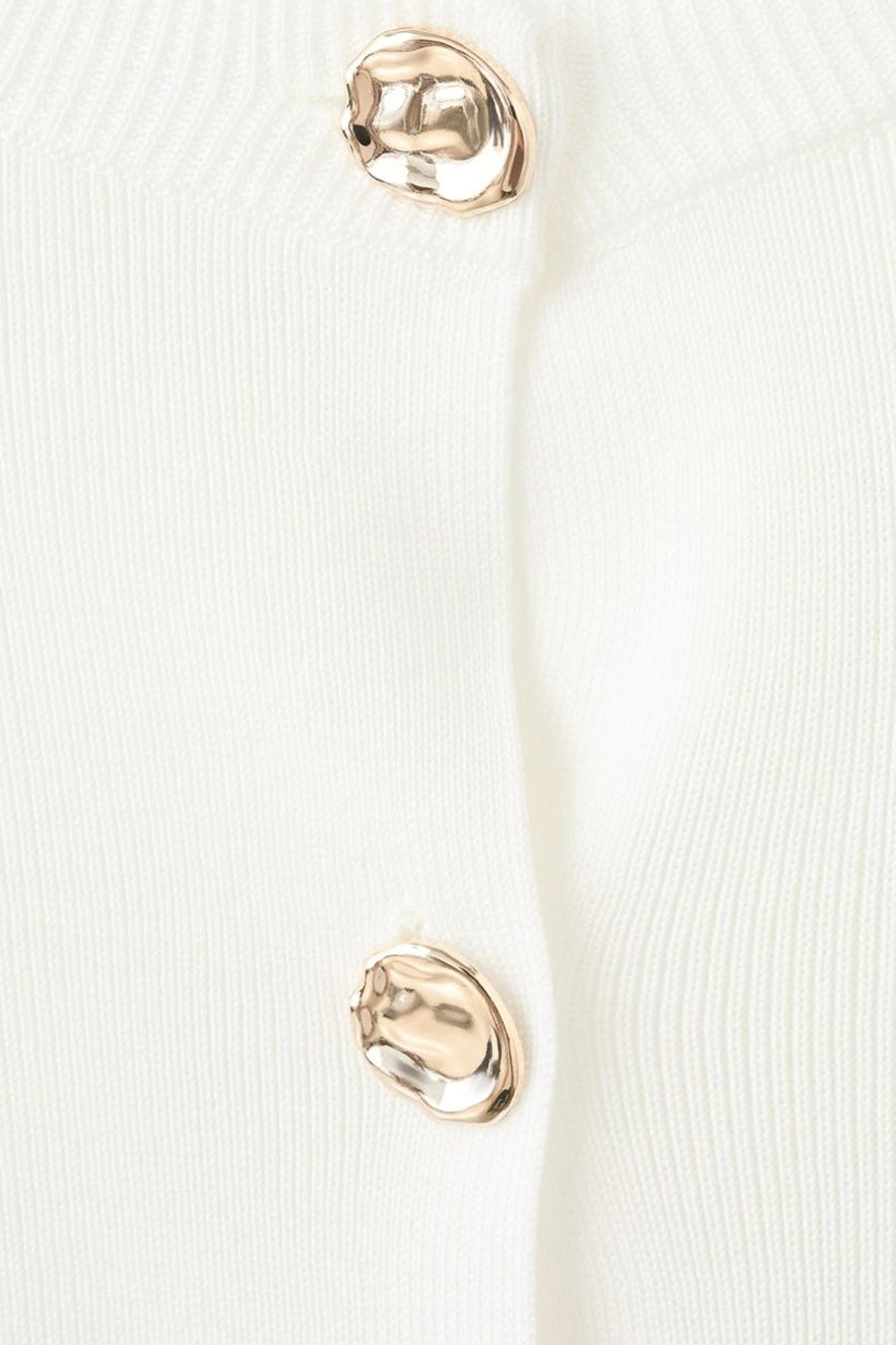 Wit vest van MANGO, met een geribbelde textuur en decoratieve gouden knopen.