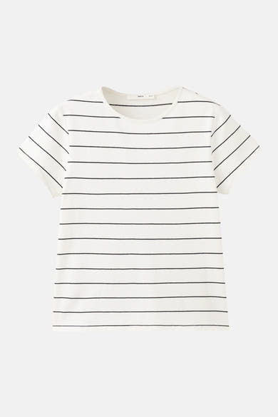 Wit T-shirt met zwarte strepen van MANGO, met korte mouwen en ronde hals.