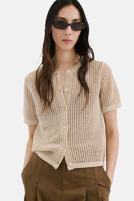 Bruin gilet van MANGO, gedragen met een losse bruine broek en hoge zwarte laarzen, achterzicht.