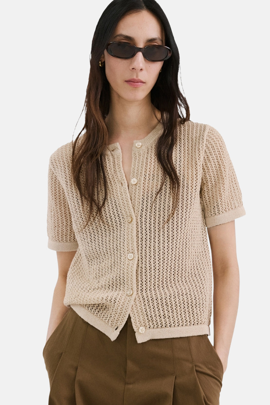 Gilet brun de MANGO avec texture tricotée ajourée, manches courtes et boutons ton sur ton.