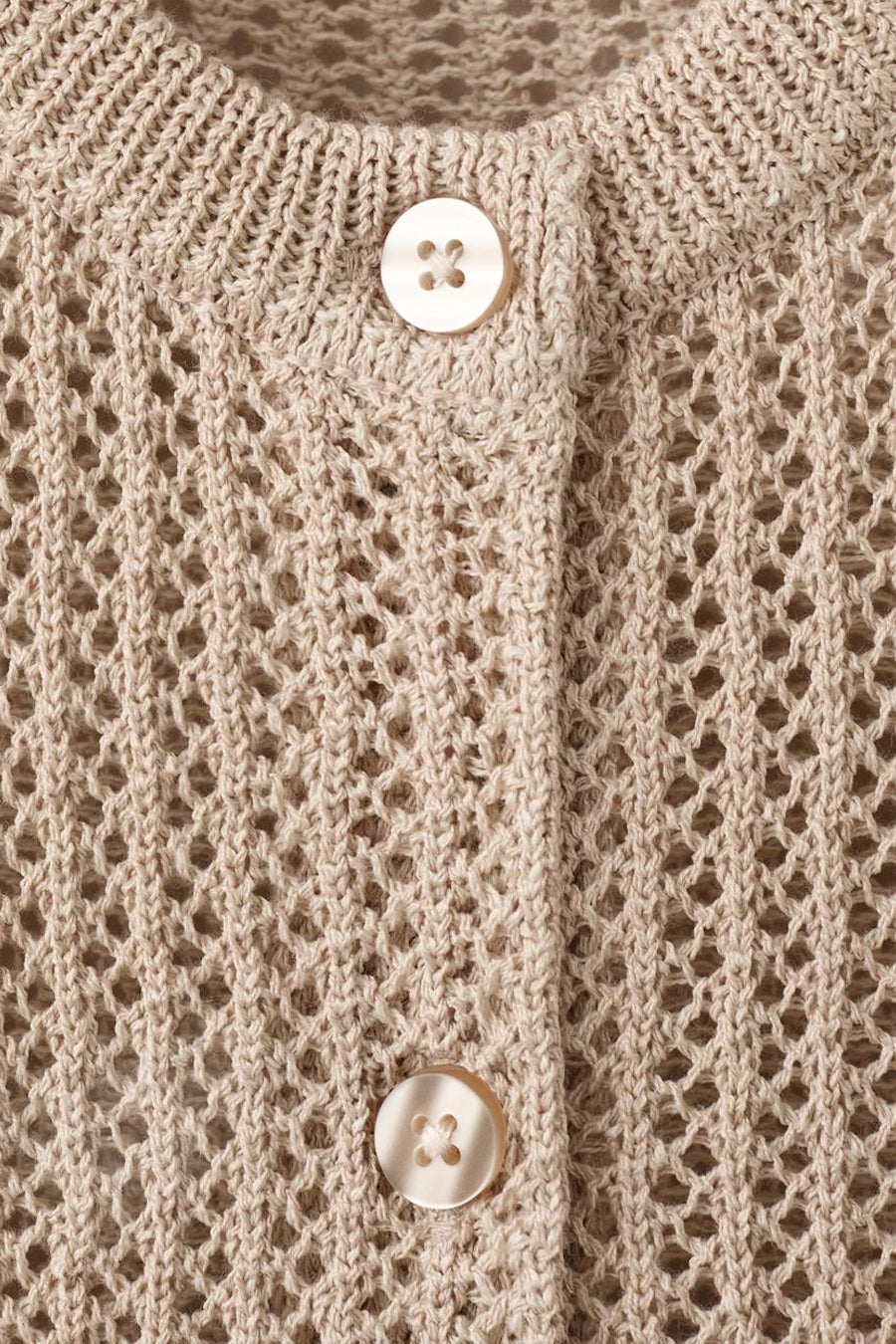 Gilet marron, de MANGO, avec motif ajouré et boutons décoratifs.