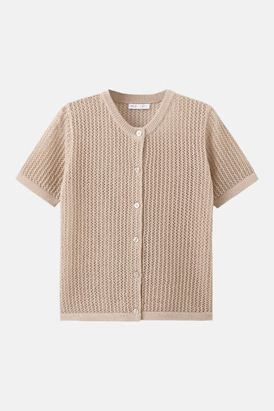 Gilet en maille ajourée marron clair de MANGO, avec des manches courtes et une fermeture boutonnée.