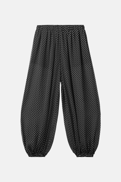 Pantalon noir à pois blancs de MANGO, avec taille élastiquée et coupe bouffante.
