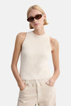 Ecru mouwloos topje van MANGO, versierd met kant aan de onderkant, gedragen met een beige broek met hoge taille.