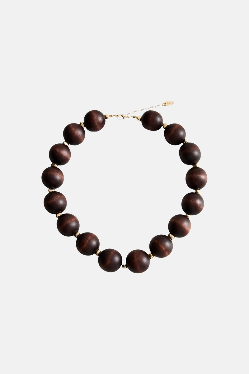 Korte bruine ketting van MANGO met grote houten kralen en gouden details.