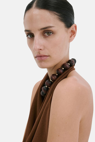 Collier court brun de MANGO avec grosses perles en bois et détails dorés.