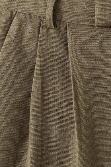 Kaki broek van MANGO met scherpe plooien, een gesp en een zichtbare geweven textuur.