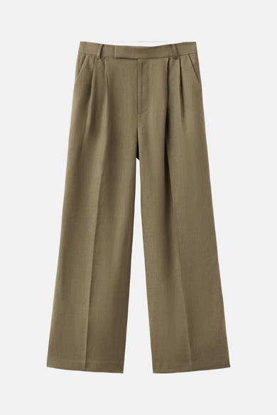 Losse kaki broek van MANGO, met plooien aan de taille en zijzakken, op een neutrale achtergrond.