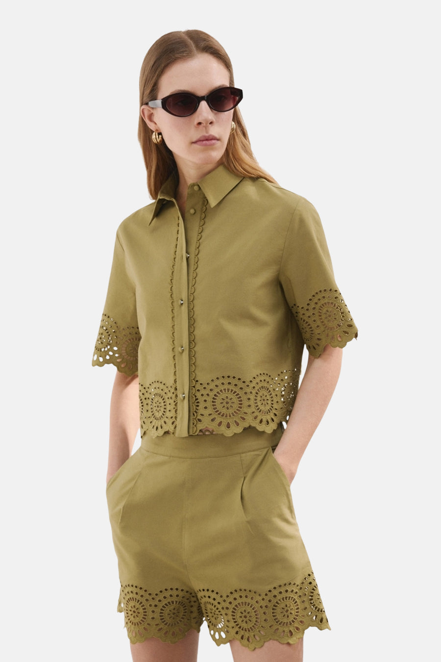 Short kaki de MANGO avec motifs ajourés circulaires et bords festonnés.