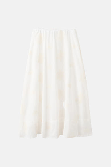 Jupe longue beige de MANGO, avec broderies ton sur ton motif floral sur toute la surface.