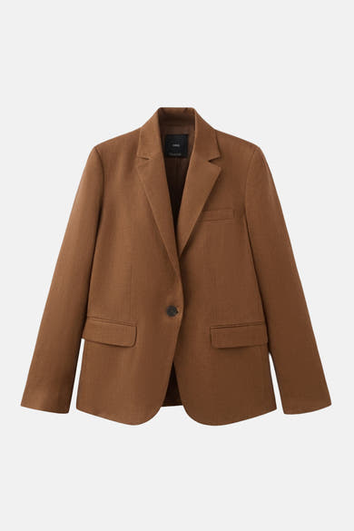 Blazer brun par MANGO, avec revers crantés, poche poitrine et poches à rabat.