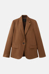 Blazer brun par MANGO, avec revers crantés, poche poitrine et poches à rabat.
