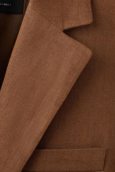 Blazer brun, par MANGO, avec un col tailleur et une texture tissée.
