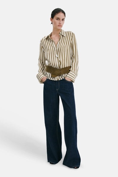 Chemise à rayures multicolores de MANGO, portée avec un pantalon en jean large et une ceinture large vert olive.