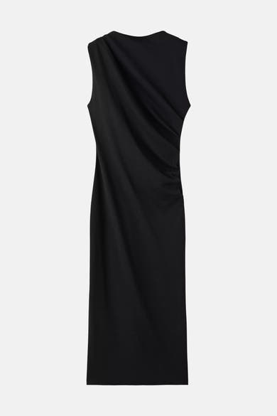 Zwarte mouwloze jurk van MANGO met asymmetrische draperie en zijdelingse plooien.
