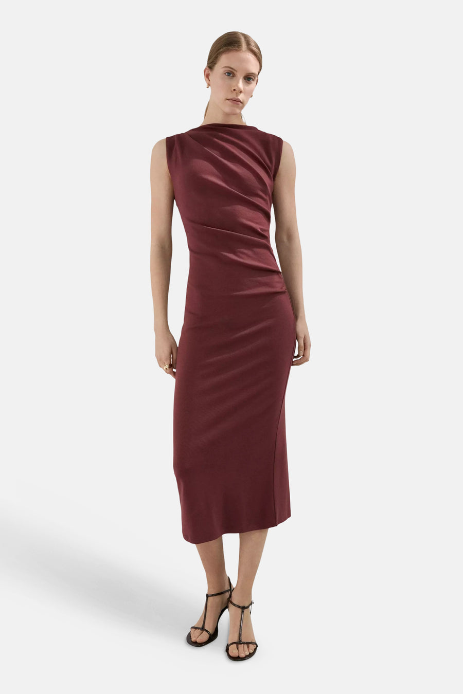 Robe bordeaux de MANGO, sans manches et drapée sur le devant, portée par un mannequin avec des sandales noires à talons.