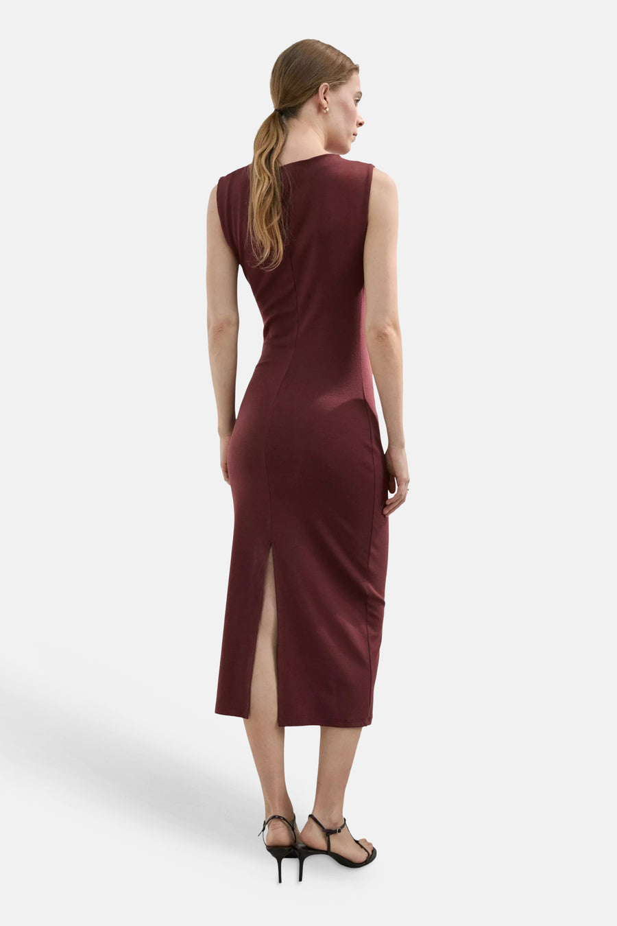 Robe brun sans manches de MANGO, coupe midi, vue de dos avec fente arrière.