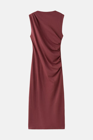 Robe bordeaux sans manches de MANGO, drapée sur le côté, à col rond.
