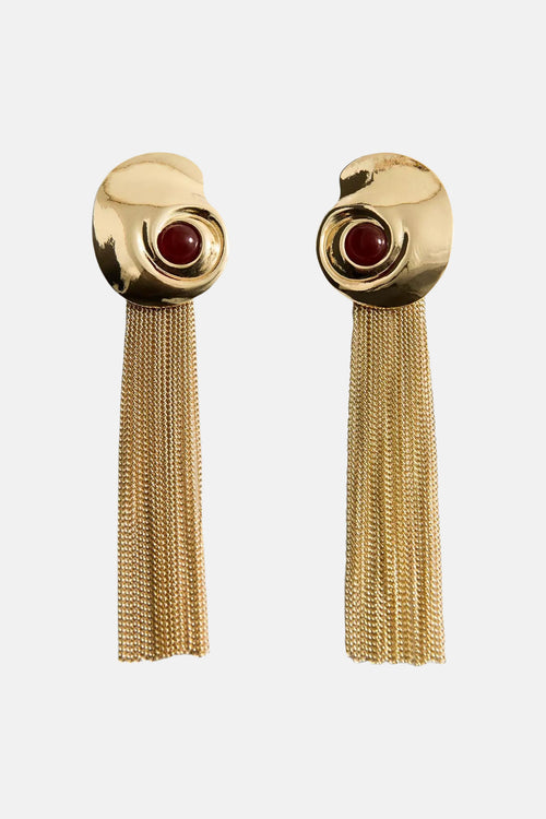 Gouden oorbellen van MANGO, versierd met een rode cabochon en fijne hangende kettinkjes.