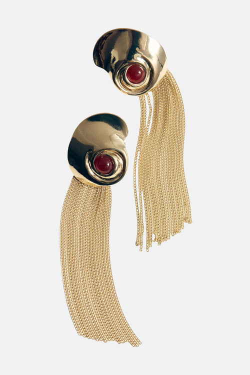 Boucles d'oreilles dorées de MANGO, ornées d'un cabochon rouge et de fines chaînes pendantes.