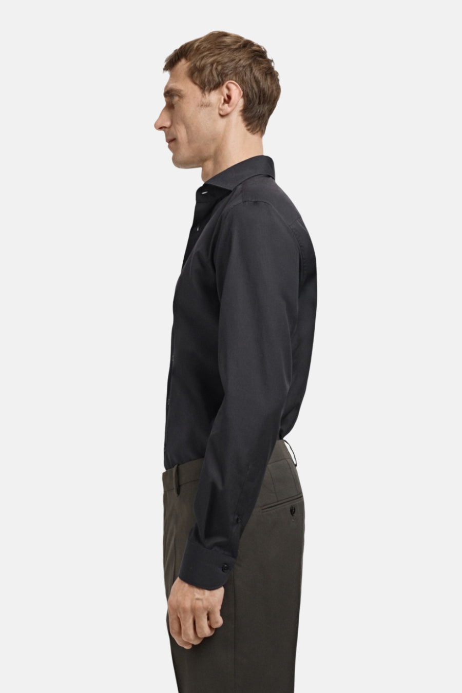 Zwart overhemd met lange mouwen van MANGO, zijwaartse weergave van een man die een antracietkleurige broek draagt.