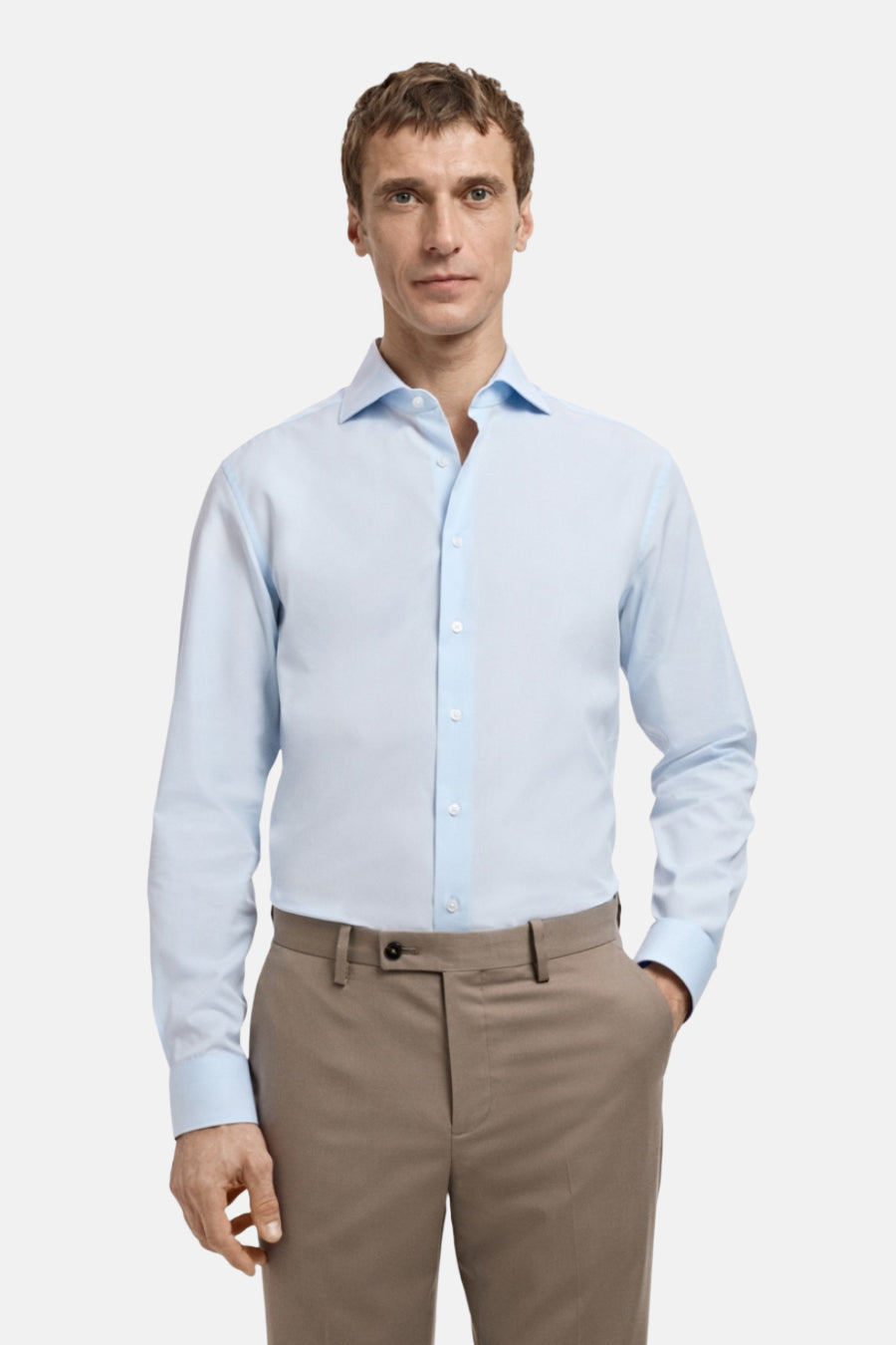 Blauw overhemd met lange mouwen van MANGO, gedragen met een bruin pak, op een witte achtergrond.